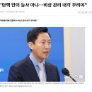 권총을 들고 있는 5세 아이 이미지