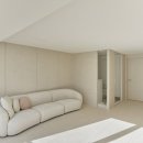 푸른마을신성아파트 | 넓은 여백의 존재감이 거실 인테리어 속 텍스처를 강조한 미니멀 감성의 분당 푸른마을 신성아파트