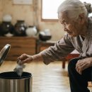 100살 장수한 할머니가 제일 먼저 버것은? 이미지