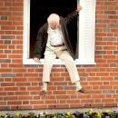 창문 넘어 도망친 100세 노인 이미지