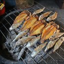 고흥 재래시장의 이색 먹거리, 숯불에 구운 반 건조 오징어와 생선 이미지