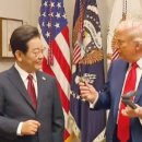 "그 펜, 가져갈 겁니까?" 트럼프 취향 파악해서 펜을 직접 만들어간 이재명 대통령 이미지