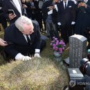 광주 5·18 묘역서 무릎 꿇은 인요한 "용서는 하되 잊지 말자" 이미지