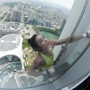 사진기사 - S. Korean female climber reaches top of tallest building 이미지