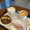 3058 | 아로케 시지점｜고산역 카페에서 즐긴 딸기 페스트리와 쇼콜라 뀐아망 솔직후기