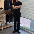 인디고PC | 무신사스탠다드 딥인디고 데님팬츠 블랙카라티로 완성한 미니멀룩