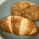 오늘의빵 | 오늘의꾸움 소보로 소금빵, 화이트롤 포장구매 후기