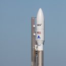 아틀라스 5 로켓 롤 발사대는 케이프 카나베랄에서 두 개의 SES 콤샛과 함께 이미지