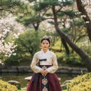 정원 연못 앞 한복 이미지