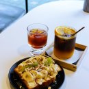 책으로 여행하다 : 오독오독 책읽기 | 성산동카페 망원시장 근처 핸드드립 커피맛집 코모이도이
