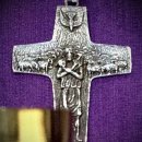 교황의 십자가와 태양신 숭배의 상징 X 이미지