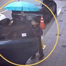 [영상] 까치발 들고 우산을 '쓱'…비 맞는 어른 본 아이가 한 행동 이미지