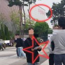 웹툰 교육생 모집 성공 전략! 더운 날씨 수원메쎄 앞 '부채 배포' 판촉물 통한 이유