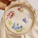 꽃과 바늘과 실타래 이미지