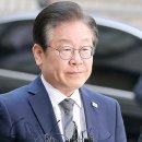 법원 출석 이재명에 계란 투척…몸싸움중 여성 쓰러지기도 이미지