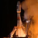 생중계: 갈릴레오 위성이 있는 정글 발사대에서 이륙한 소유즈 로켓 이미지