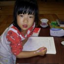 사경하는 5살 딸아이 도명화의 시시각각 깨달음의 경지로 변화해 가는 모습 이미지