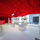 신발끈으로 장식된 멜버른의 Camper매장 30,000 red shoelaces hang from the ceiling of Melbourne's Camper store 이미지