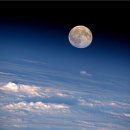 구름속 보름달 이미지