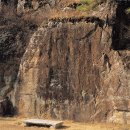 함안 방어산 마애약사여래삼존입상 이미지