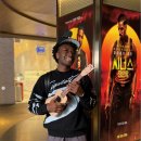 우쿨렐레 악기 연주 이미지