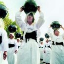 물동이 이고 가는 이미지