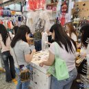 주식회사 뉴허브인터내셔널 | 초가성비 패션 매장 부상 | 뉴뉴홀세일 606억·미미라인 377억, 반지 2000원·가방 1만원의 비밀...