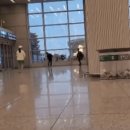 인천공항에서 테니스 치는 커플…gif 이미지