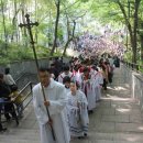 18/08/02 Living inside a Chinese 'crevice' stunts religious growth - Uneasy truce between church and state challenges the integrity of Chinese Catholi 이미지