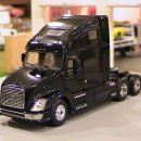 FIRST GEAR VOLVO VN670 SEMI TRUCK CAB GLOSS BLACK 1/64 이미지