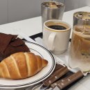 블랙온즈 | 영등포 타임스퀘어 아워온즈, 소금빵 냄새에 이끌린 카페