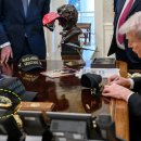 황금 롤렉스 선물 공세 ... 트럼프 스위스 관세인하 논의 이미지