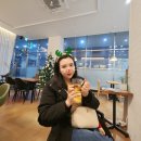 덕진-57 | 전주 송천동 조용한 카페 달달토끼떡 후기 크리스마스 트리 있는 깔끔한 공간 복숭아 아이스티와...