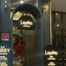 경기도 수원시 팔달구 권광로180번길 18-23 (인계동) | [ 수원 인계동 카페 ] 런던 수원인계점 | 크리스마스 트리 예쁜 카페