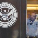 범법행위로 인한 입국불허 사유와 추방 위험 이미지