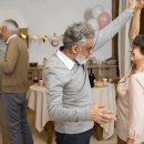 음악에 맞춰 라인댄스 이미지