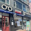 글라스 안경 버스정류장 옆 이미지