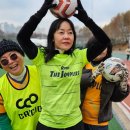 [예술인들의 이색 모임] 여성 축구단 ‘FC더조이플러스’...5060 시니어모델과 예술인 주축으로 킥오프 이미지