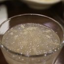 마당 나온 수탉 이미지