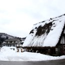 (白川郷)는 일본전통식 마을로 일명 스머프마을 이미지