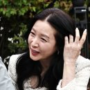 이영애 가만 있으면 괜찮은데 웃으면 눈가 주름이 자글자글하네요 71년생 56세 아직 60세 안됬는데 이리 할머니가 되나요?? 이미지