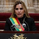 볼리비아 전 “임시 대통령”과 그의 각료들이 재판받을 가능성이 있다 이미지