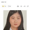 “정유정, 늘 교실 커튼 뒤에 있던 친구” 고교 졸업사진 공개 이미지