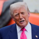 10-13- 25(월).덕향의 아침산책. 트럼프 경제정책 ‘위기 악순환’…지지율 급락 이미지