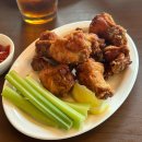 바닷가 위 하얀집민박 이미지