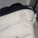 노스페이스 흰패딩에 저런걸 묻혀왔는데 지워지질않아서요 이미지