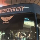 버스 안에서 하트 날리는 맨시티 골키퍼 에데르송 이미지