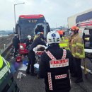 고속도로서 관광버스 덮친 화물차 바퀴…2명 사망·13명 부상 이미지