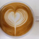 커피라떼아트 야간 이미지