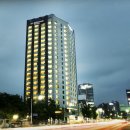동대문디자인센터와 동대문 역사문화공원 지하철역 옆에 위치한 케이와이 헤리티지 호텔 동대문
